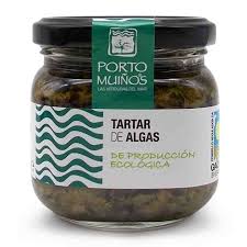 Frischer Salat mit Meeresalgen, eingelegten Gurken und Kapern in einer Schüssel, BIO-Qualität von PORTO MUINOS