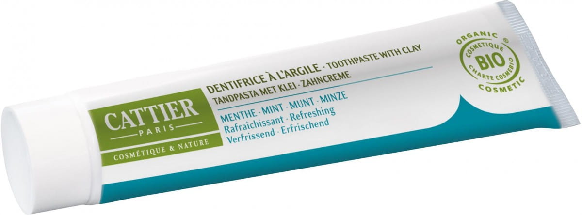 Remineralisierende CATTIER Zahnpasta mit Tonerde und Minze, 75 ml, für gesunde Zähne, auf der Zahnbürste liegend