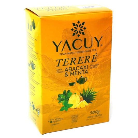 Yacuy Grüner Yerba Mate Terere mit Pinienapfel, 500 g, in einer offenen Packung, zeigt die grüne Yerba Mate Blätter und Fruchtstücke