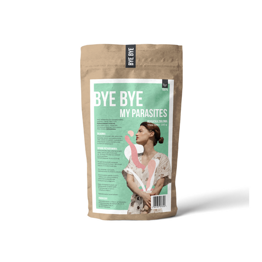 Tasse mit PERSEA BYE BYE Parasiten Tee 100g, frischer Kräutertee in einer weißen Tasse auf einem Holztablett.