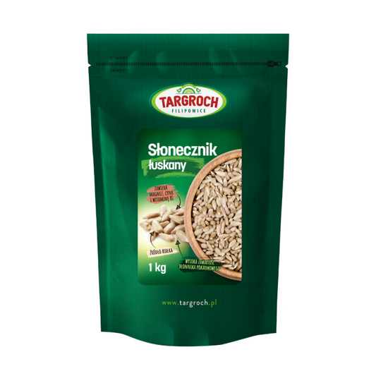Geschälte Sonnenblumenkerne in 1000 g Verpackung von TAR-GROCH-FIL, Nahaufnahme der Sonnenblumenkerne auf einem weißen Hintergrund