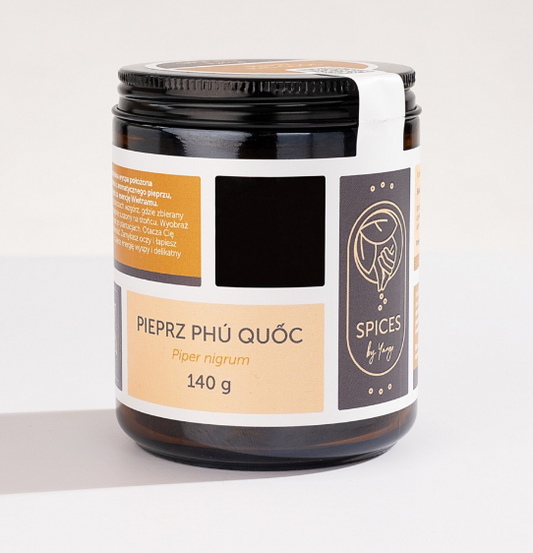 Schwarzer Pfeffer von Spices by Yango aus Phu Quoc, 140 g, in einer transparenten Gewürzdose mit schwarzem Pfeffer.