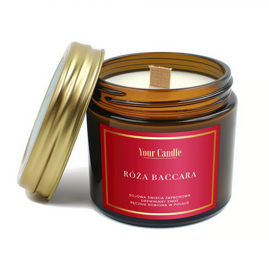 SOJA-Duftkerze mit Holz, Baccara Rose, 120 ml, von YOUR CANDLE, zeigt brennende Kerze in eleganter Glasvase mit Holzdeckel