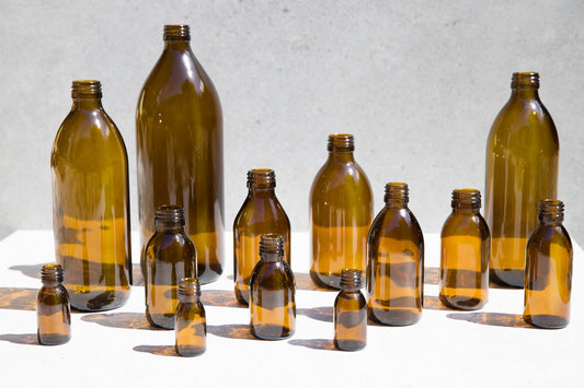 Braune Apothekenflasche mit WARCHEM-Branding, aus Glas, mit Verschluss, auf weißem Hintergrund sichtbar