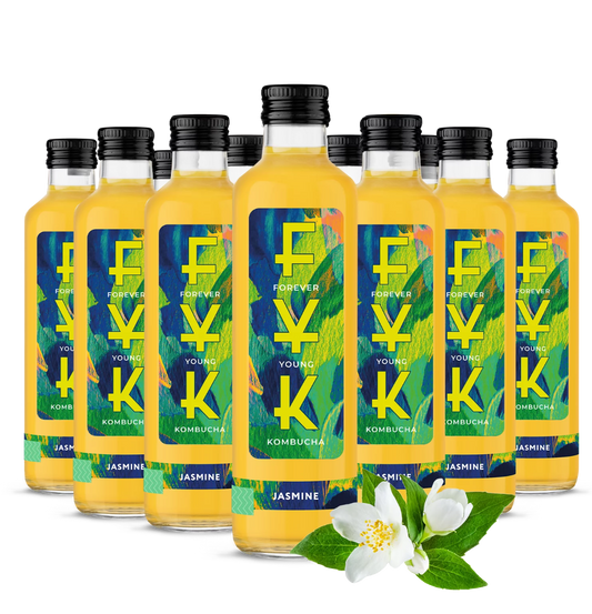 Blick auf eine Flasche FYK Kombucha Jasmin 0,25l mit grünem Etikett und Jasmin-Dekor, steht auf einem Holztisch