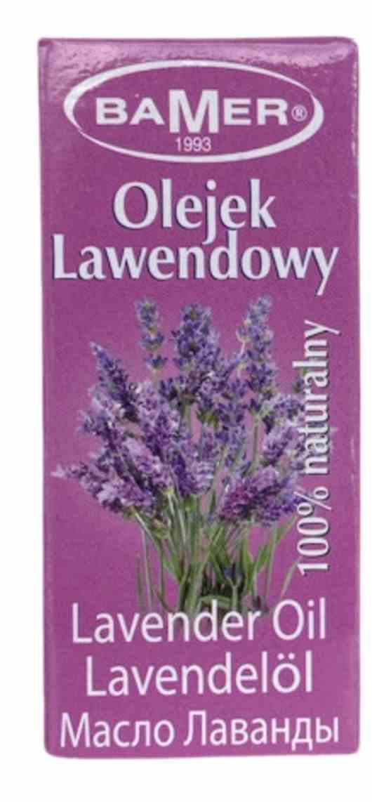 Ätherisches Lavendelöl von BAMER, 7 ml, in einer transparenten Flasche mit Lavendelblumen im Hintergrund