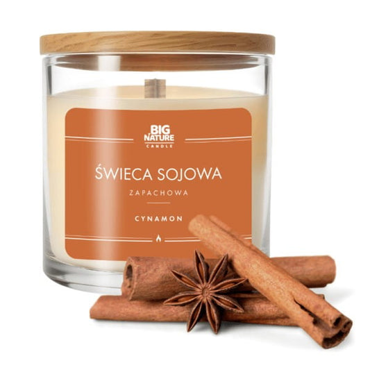 Große Natur Sojakerze Cynamon, 215 g, in einem Glas mit brennender Flamme und Zimtduft.