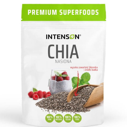 Intenson Chia-Samen in 500 g Packung, Nahaufnahme der kleinen, schwarzen und weißen Samen auf weißem Hintergrund