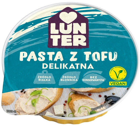 Weiche Tofupaste von Biogo.de in 75 g Packung, cremige vegane Tofupaste auf einem Teller mit frischen Kräutern.