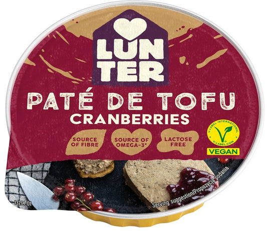 Tofupastete mit Preiselbeeren von Biogo.de, cremige vegane Pastete in 75 g, auf einem Teller mit Preiselbeeren serviert