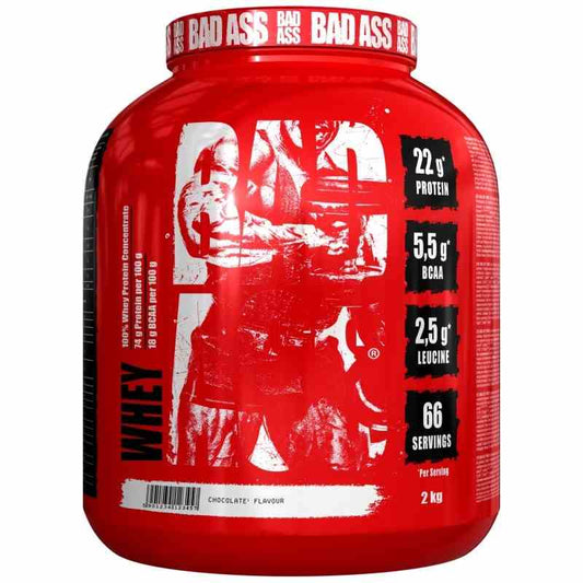 BAD ASS Whey Protein in Schokoladengeschmack, 2 kg Dose, elegante Verpackung und sichtbarer Produktname auf der Verpackung