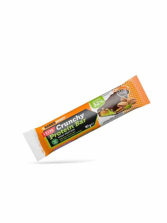 Knuspriger Proteinriegel von Namedsport mit Pistaziengeschmack, 40g, zeigt den Riegel mit Pistazienstücken und Verpackung.