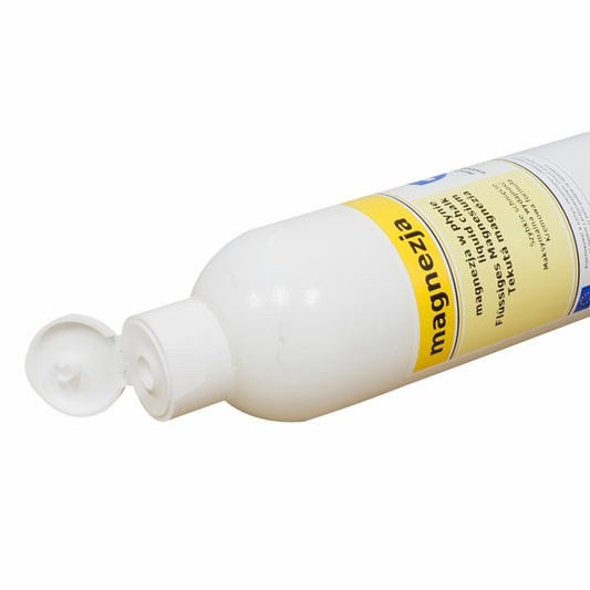Flüssige Magnesiacreme von BIOMUS in 250ml Flasche, cremige Textur, ideal für die Hautpflege, auf einem weißen Hintergrund.