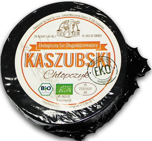 Junge, bio kaschubischer Bauernhofkäse von SER FARM, ca. 350 g, frisch und cremig auf einem Holzteller präsentiert.