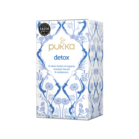 Bio Detox-Tee von PUKKA, 20 Beutel, mit Kräutertee in einer geöffneten Verpackung auf einer weißen Oberfläche.
