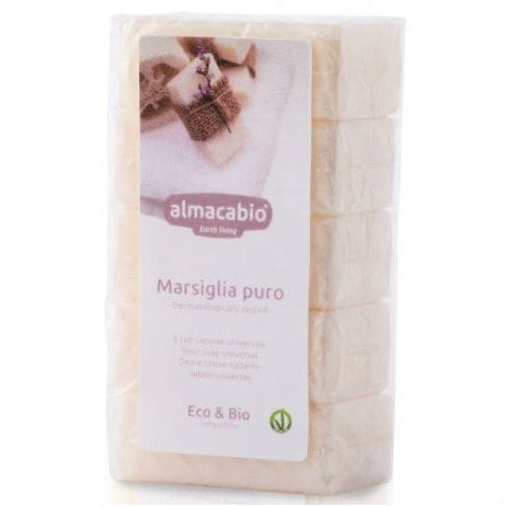 Seifenwürfel von ALMACABIO, 5 Stück à 100 g, mit natürlichen Inhaltsstoffen auf einem Holztablett präsentiert.