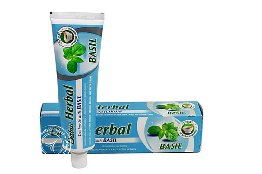 DABUR Basilikum Zahnpasta in einer Tube mit grüner Verpackung und Basilikum-Design, für frischen Atem und Zahnpflege