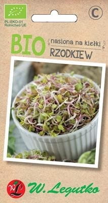 Bio Rettich-Samen für Sprossen, 10 g, von LEGUTKO, frische grüne Keimsprossen auf einem Holzbrett.