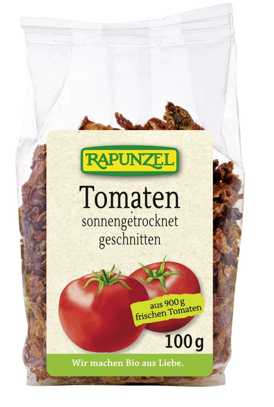 Getrocknete, gesalzene Bio-Tomaten von RAPUNZEL in 100 g Verpackung, detailreiche Nahaufnahme der getrockneten Tomaten.