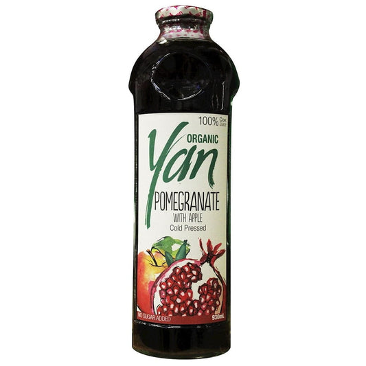 Bio Granatapfelsaft mit Apfel von YAN in einer 930 ml Flasche, zeigt die klare, rubinrote Flüssigkeit in der Flasche.