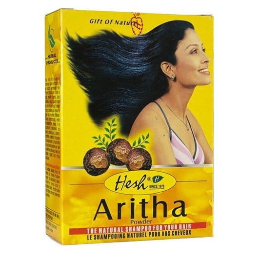 Natürliches Aritha HESH Pulvershampoo in einer Schale, zeigt die feine, grüne Pulvertextur des Bio-Haarshampoos.