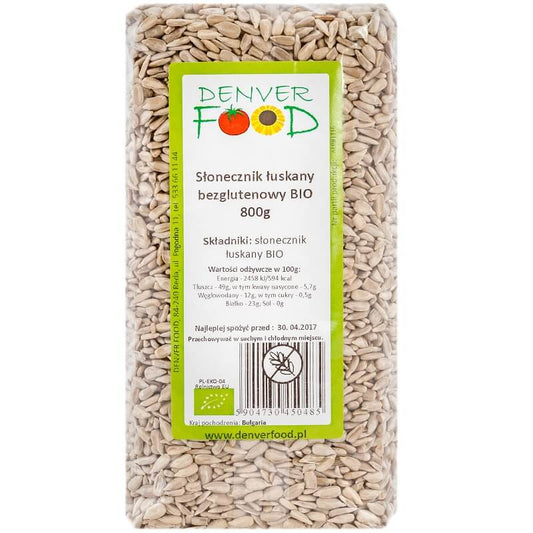 Glutenfreie, geschälte Sonnenblumenkerne von Denver Food in 800g Bio-Verpackung, Nahaufnahme der Kerne auf weißem Hintergrund