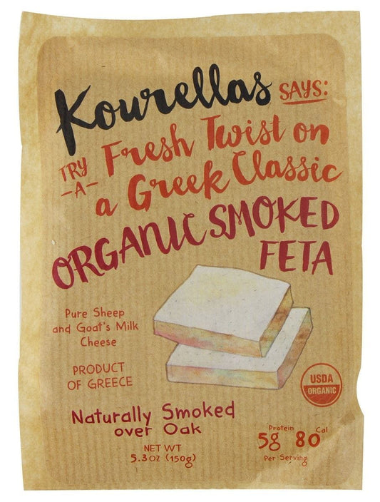 Geräucherter Bio-Schafskäse von KOURELLAS, 150 g, mit rauchiger Oberfläche und cremiger Textur, auf einem Holzbrett serviert.