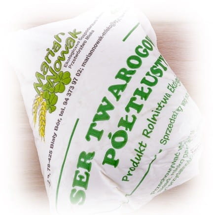 Hälbfetter Hüttenkäse von NOWAK in Schüssel, cremig und frisch, ideal für gesunde Mahlzeiten und Snacks.