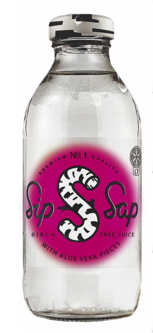 Glas Birkensaft mit Aloe-Stücken, glutenfrei, biologisch, 330 ml, von SIPSAP, zeigt den transparenten Saft mit Aloe-Stücken.