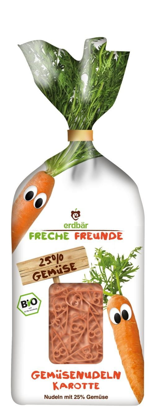 Bunte Gemüsenudeln mit Karotten von ERDBAR, 300g, frisch und bio, in einer Schüssel auf einem Holztisch präsentiert