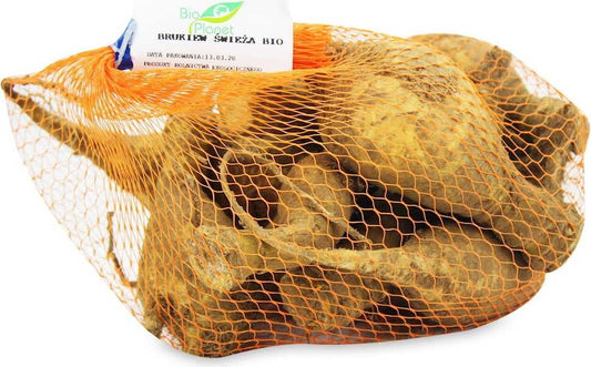 Frische Bio-Steckrüben polnischer Herkunft, ca. 1 kg, auf einem Holztisch, zeigt die runden, grünen Blätter und die braune Schale.
