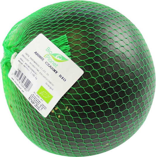 Frische Bio-Wassermelone von BIO PLANET, große grüne Frucht mit rotem Fruchtfleisch, auf einem Marktstand präsentiert