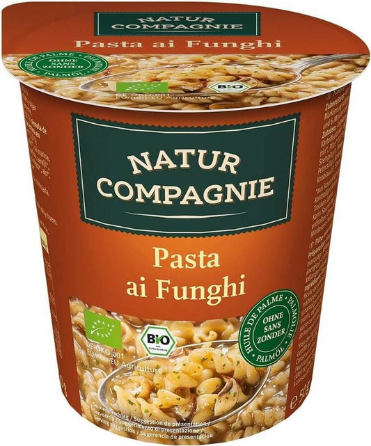 Bio Bechernudeln mit Pilzen von NATUR COMPAGNIE, 50 g, zeigt die Nudeln mit Pilzstücken in einem transparenten Becher