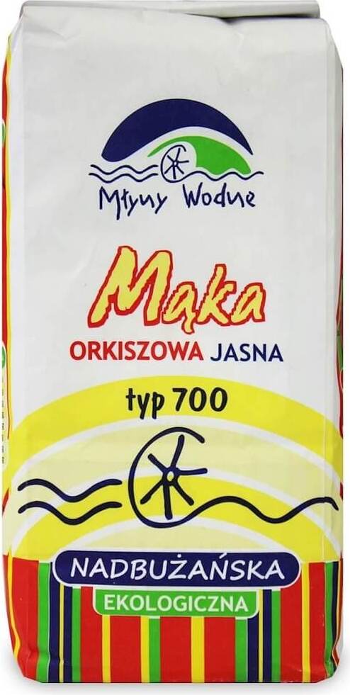 Helles Dinkelmehl Typ 700 BIO in 1 kg Verpackung, auf einem Holzbrett, von MŁYNY WODNE, natürliche Bio-Backzutaten