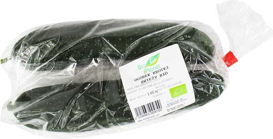 Frische kurze Bio-Gurke von BIO PLANET, ca. 0,50 kg, grün und knackig, auf weißem Hintergrund.