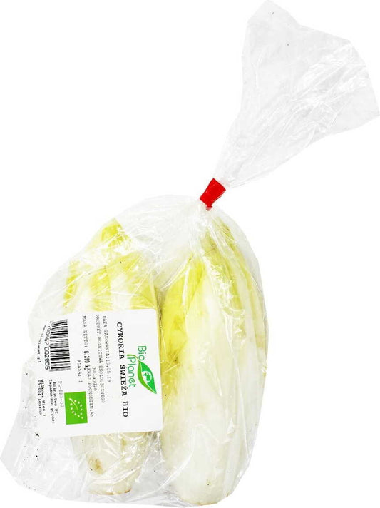 Frischer Bio-Chicorée von BIO PLANET, ca. 1 kg, grüne und weiße Chicorée-Köpfe auf einem Korb.