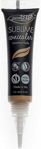 Flüssigkorrektor 03 von PUROBIO, cremige Textur, für gleichmäßigen Teint, in einer Pumpflasche, auf einem weißen Hintergrund.