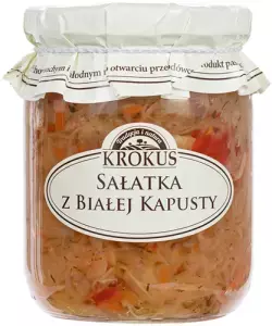 Weißkohlsalat von KROKUS, 480g, frisch und knackig, in einer transparenten Schüssel auf einem Holztisch.