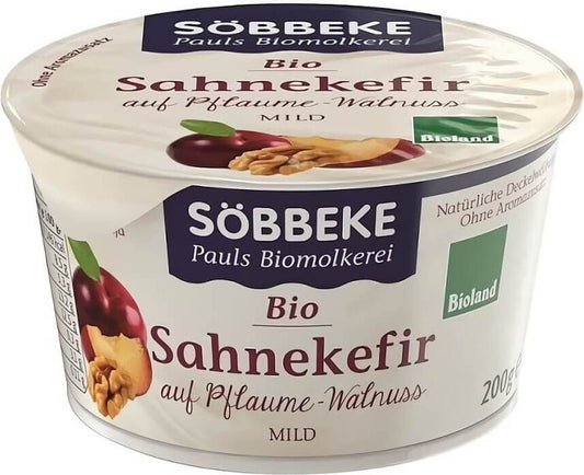 Cremiger Bio-Kefir mit Pflaume und Walnuss von SOBBEKE, 200 g, in einem Glas mit Pflaumenstücken und Walnüssen.