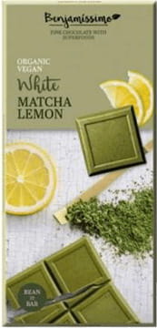 Weiße vegane Schokolade mit Matcha und Zitrone von BIOBENJAMIN, glutenfrei, 70 g, auf weißem Hintergrund.