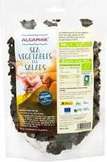 Getrocknete BIO Algensalatmischung von ALGAMAR, 100 g, mit verschiedenen essbaren Algen auf einem Teller.