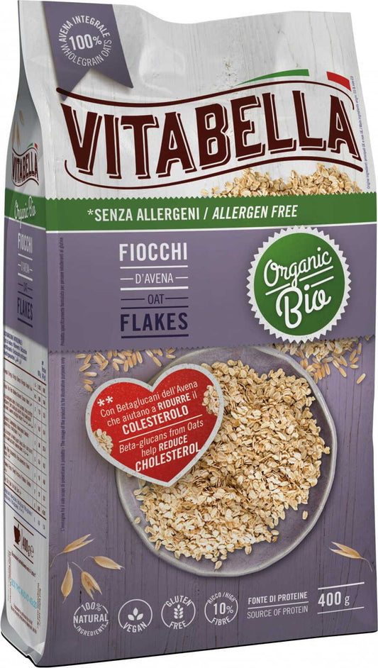 Glutenfreie Bio-Haferflocken von VITABELLA, 400 g, in einer offenen Packung auf einem Holztisch.