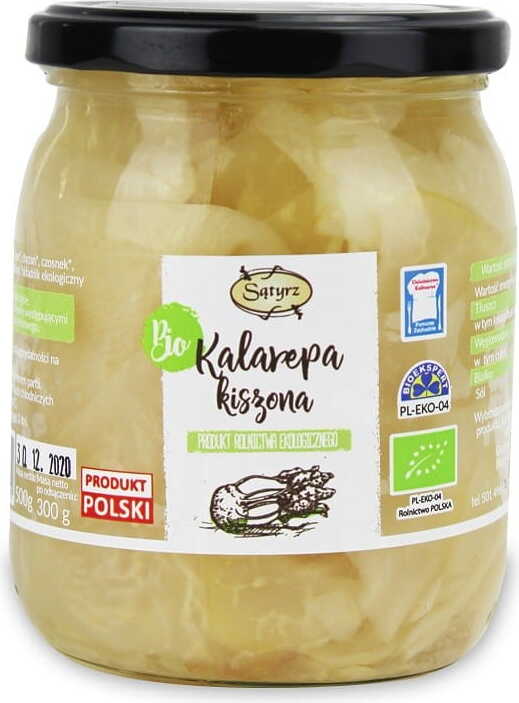 Bio-Kohlrabi von SĄTYRZ, frisch und knackig, auf einem Holztisch, zeigt die runde, grüne Knolle mit Blättern.