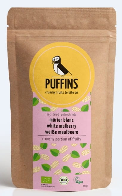 Getrocknete weiße Maulbeere BIO von PUFFINS, 40 g, Nahaufnahme der weißen Maulbeeren in einer Verpackung.