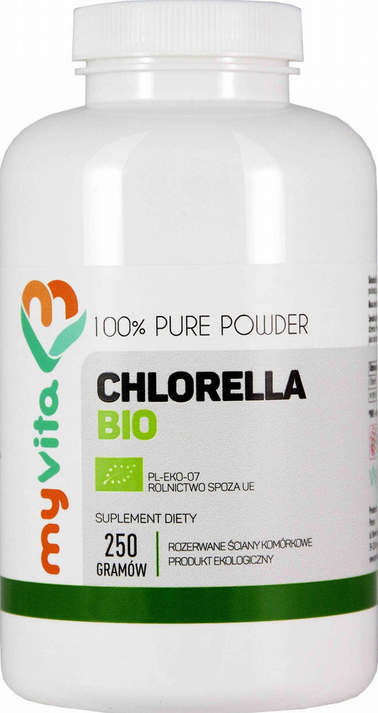 Bio Chlorella Pulver von MYVITA in 250g Packung, grüne Algenkapseln auf weißem Hintergrund
