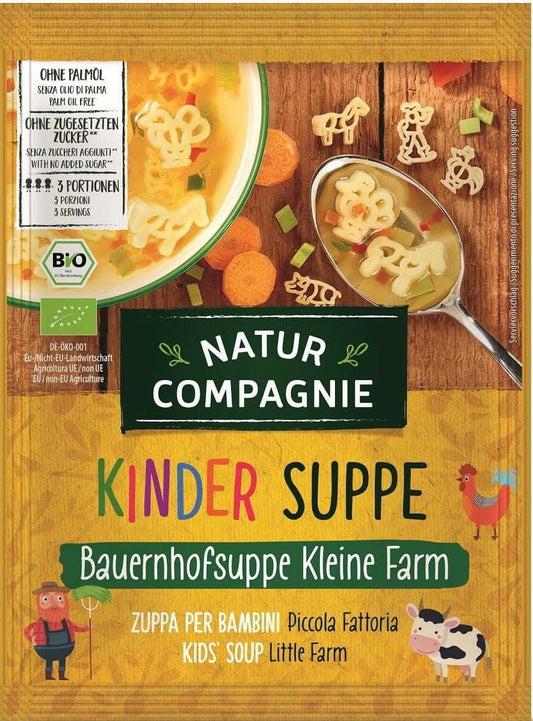 Gemüsesuppe mit Nudeln von NATUR COMPAGNIE in einer Schüssel, frische Zutaten und Nudeln sichtbar