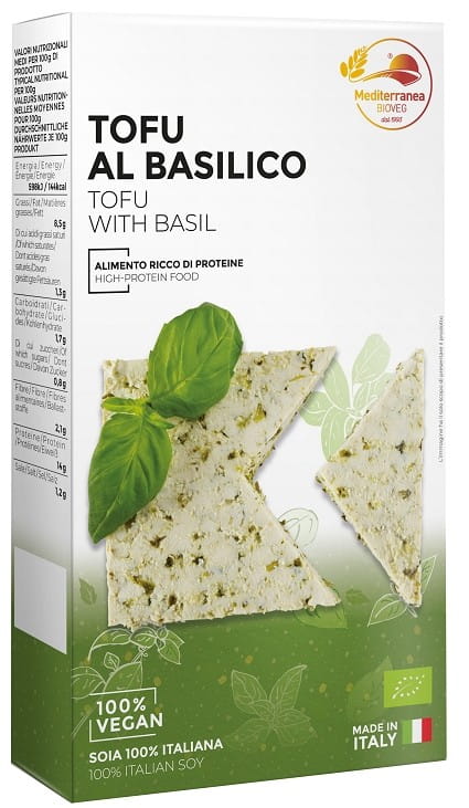 Bio-Basilikum Tofu von MEDITERRANEA, 200 g, mit frischem Basilikum und Tofu auf weißem Hintergrund.