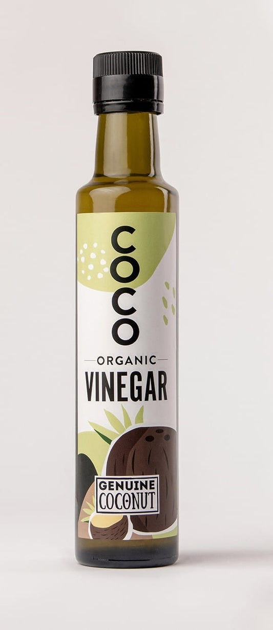 Bio-Kokosessig von GENUINE COCONUT, 250 ml Flasche mit echtem Kokosnussgeschmack, zeigt die klare Flüssigkeit in der Flasche