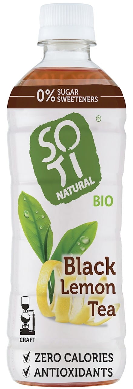 Glas mit kalt gebrühtem schwarzen Tee mit Zitrone, glutenfrei und biologisch, 500 ml SOTI Cold Brew Tea, auf weißem Hintergrund