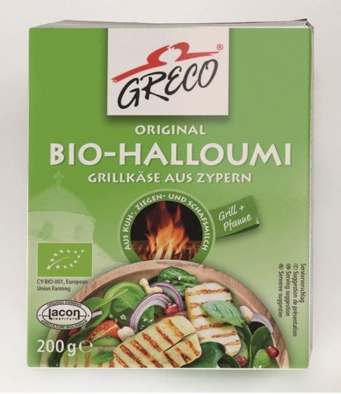 Bio-Halloumi-Käse von OMA, 200 g, frisch und cremig, liegt auf einem weißen Teller mit Kräutern und Olivenöl.